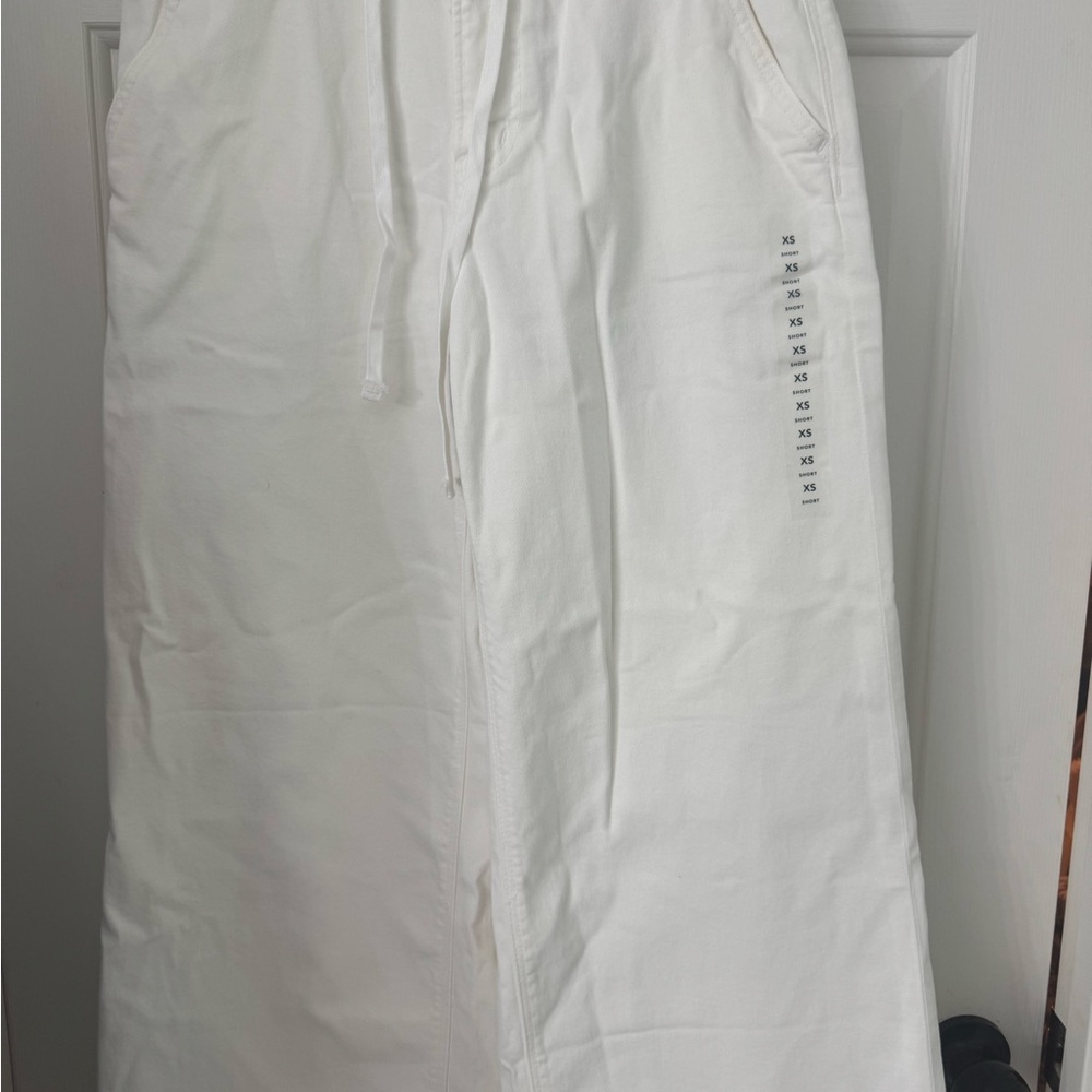 American Eagle White Wide Leg light weight Jean with Drawstring